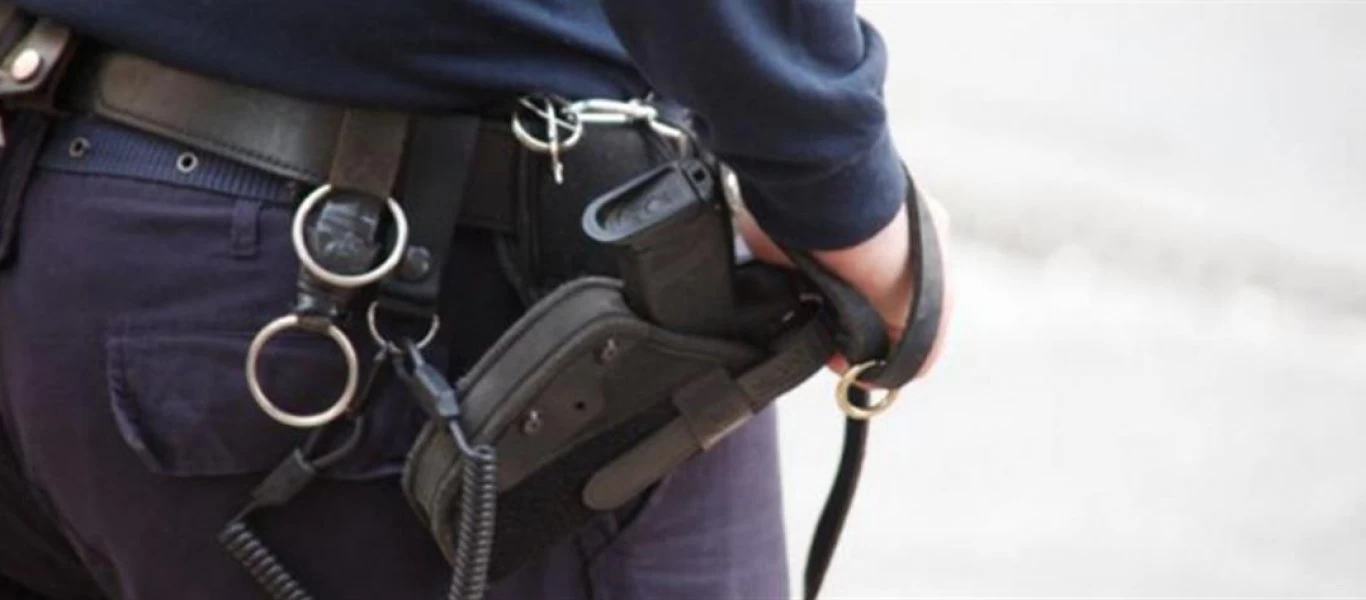 Θεσσαλονίκη: Αστυνομικός πήγε σε ζαχαροπλαστείο και ξέχασε το... όπλο του! (βίντεο)